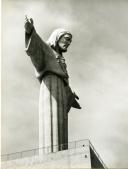 Fotografia da escultura do Cristo-Rei existente no Santuário Nacional de Cristo-Rei