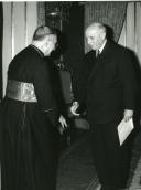 Fotografia de Américo Tomás no Palácio de Belém, recebendo em audiência Giovanni Panico