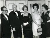 Fotografia de Américo Tomás, acompanhado por Gertrudes Rodrigues Tomás e por Maria Natália Rodrigues Tomás no Teatro nacional São Carlos, por ocasião da inauguração da temporada de bailados, com uma atuação da Harkness Ballet