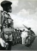 Fotografia de Américo Tomás, acompanhado por António Augusto Peixoto Correia, discursando na cidade da Beira, por ocasião da visita de estado efetuada a Moçambique