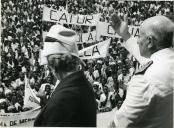 Fotografia de Américo Tomás, acompanhado por Gertrudes Rodrigues Tomás, saudando a população da varanda da Câmara Municipal de Lichinga durante a visita de estado efetuada a Moçambique