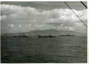 Fotografia dum conjunto de navios de guerra da Marinha Portuguesa, durante um exercício militar