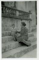 Fotografia de familiares de Américo Tomás no Palácio Nacional de Sintra durante um passeio pela vila de Sintra