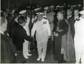Fotografia de Américo Tomás, acompanhado por Moisés Alves de Pinho e por Silvino Silvério Marques, durante uma sessão de cumprimentos em Luanda, por ocasião de uma paragem de três dias em Angola, durante o regresso da visita de estado efetuada a Moçambique