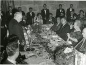 Fotografia de Américo Tomás e Gertrudes da Costa Ribeiro Tomás na Biblioteca Pública de Braga, por ocasião das Festas de S. João.