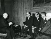 Fotografia de Américo Tomás no Palácio Nacional de Belém, recebendo em audiência os Corpos Gerentes do Banco Pinto e Sotto Mayor