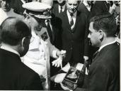 Fotografia de Américo Tomás recebendo as chaves da cidade da Beira, durante a visita de estado a Moçambique