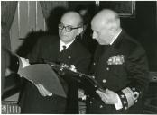 Fotografia de Américo Tomás no Palácio de Belém presidindo à cerimónia de entrega do diploma de almirante da armada espanhola
