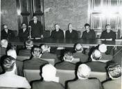 Fotografia de Américo Tomás, acompanhado por Joaquim da Silva Cunha, presidindo à sessão solene comemorativa do 10.º aniversário do Centro de Estudos Ultramarinos