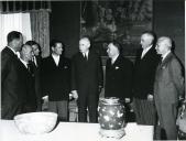 Fotografia de Américo Tomás no Palácio Nacional de Belém, recebendo em audiência diversos elementos da comissão de encerramento das comemorações do 5.º centenário da cidade de Bragança