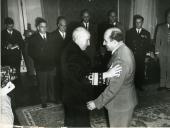 Fotografia de Américo Tomás, acompanhado por Joaquim da Silva Cunha, no Palácio Nacional de Belém, condecorando com a comenda da Ordem Militar da Torre e Espada, do Valor, Lealdade e Mérito ao general Alberto de Andrade e Silva 