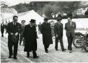 Fotografia de Américo Tomás, Francisco Costa Gomes e comitiva, por ocasião da Semana Equestre Militar, no Centro Militar de Educação Física, Equitação e Desportos, em Mafra.