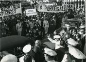 Fotografia de Américo Tomás, acompanhado por António Augusto Peixoto Correia, no distrito de Gaza, saudando a população, por ocasião da visita de estado efetuada a Moçambique