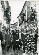 Fotografia de  Américo Tomás, acompanhado por Eduardo de Arantes e Oliveira e por Alfredo Rodrigues dos Santos Júnior, saudando a população por ocasião da visita oficial ao baixo Alentejo