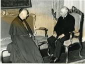 Fotografia de Américo Tomás no Palácio Nacional de Belém, recebendo em audiência Manuel Gonçalves Cerejeira