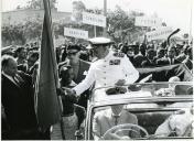 
Fotografia de Américo Tomás desfilando em cortejo automóvel em Xai-Xai, por ocasião da visita de estado efetuada a Moçambique