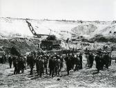 Fotografia de Américo Tomás em Margueira - Cacilhas - visitando o estaleiro de obras do novo Estaleiro Naval do Porto de Lisboa