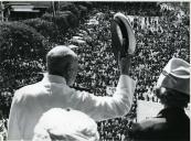 Fotografia de Américo Tomás acompanhado por Gertrudes Rodrigues Tomás saudando a população da cidade da Beira, durante a visita de estado a Moçambique