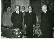 Fotografia de Américo Tomás em audiência no Palácio de Belém, entregando a representantes do Museu Militar a espada do capitão Santiago de Carvalho