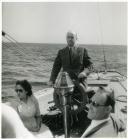 Fotografia de Américo Tomás com a filha Maria Natália a bordo do veleiro “Sunday”
