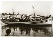 Fotografia de uma traineira de pesca à saída do porto de pesca de Peniche
