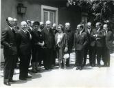 Fotografia de Américo Tomás recebendo os elementos mais representativos da rádio e da televisão em Portugal, no Palácio de Belém
