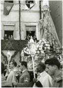 Fotografia de Américo Tomás assistindo à passagem da procissão de Nossa Senhora da Saúde