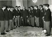 Fotografia de Américo Tomás no Palácio de Belém durante a cerimónia de entrega de medalhas de mérito desportivo ao Sporting Clube de Portugal 
