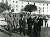 Fotografia de Américo Tomás visitando o Regimento de Lanceiros n.º 2 