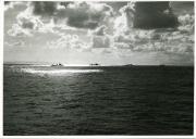 Fotografia dum conjunto de navios de guerra da Marinha Portuguesa, durante um exercício militar