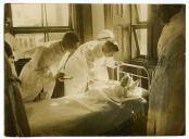 Fotografia de Sidónio Pais visitando doentes com tifo num hospital no Porto