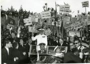 Fotografia de Américo Tomás em cortejo automóvel saudando a população, por ocasião da visita efetuada ao distrito de Bragança