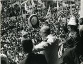 Fotografia de Américo Tomás, acompanhado por Gertrudes Rodrigues Tomás e por António Augusto Peixoto Correia, saudando a população por ocasião da visita de estado efetuada a Moçambique