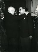 Fotografia de Américo Tomás no Palácio de Belém, presidindo uma cerimónia oficial de imposição de ordens honoríficas