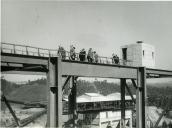 Fotografia de Américo Tomás na inauguração da Central Termoelétrica da Tapada do Outeiro