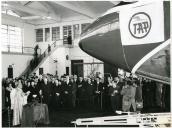 Fotografia de Américo Tomás no Aeroporto de Lisboa, presidindo à cerimónia de batismo do "Santa Cruz", o primeiro boeing da TAP 