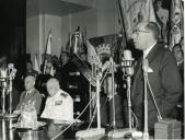 Fotografia de Américo Tomás, acompanhado por António Augusto Peixoto Correia, durante uma cerimónia oficial por ocasião da visita de estado efetuada a Moçambique