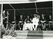 Fotografia de Américo Tomás acompanhado por Eduardo de Arantes e Oliveira e por outras individualidades civis e religiosa durante a visita a Valença do Minho