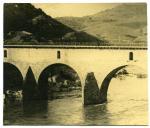 Fotografia duma ponte sobre um rio