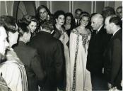 Fotografia de Américo Tomás, acompanhado por José João Gonçalves de Proença e pelo elenco da ópera Otello, no Coliseu dos Recreios