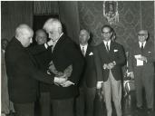 Fotografia de Américo Tomás, acompanhado por Correia de Oliveira no Palácio de Belém, condecorando o Engenheiro Araújo Correia com a Ordem Militar de Cristo