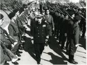 Fotografia de Américo Tomás no Instituto dos Altos Estudos Militares em Pedroços, presidindo à sessão solene de abertura do novo ano letivo