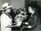 Fotografia de Américo Tomás, acompanhado por Gertrudes Rodrigues Tomás e por Oliveira Salazar durante a partida para a visita de estado a Moçambique, na Gare Marítima de Alcântara em Lisboa