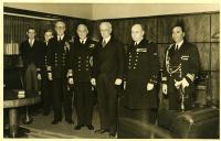 Fotografia de Américo Tomás, recebendo os cumprimentos de Sir Neville Syfret, por ocasião da visita da “Home Fleet” a Lisboa