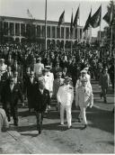 Fotografia de Américo Tomás acompanhado por António Augusto Peixoto Correia caminhando pelas ruas da cidade de Maputo, por ocasião da visita de estado efetuada a Moçambique