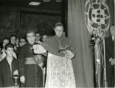 Fotografia da cerimónia de inauguração da sede do Banco Nacional Ultramarino, benzida pelo Arcebispo Alvim Pereira, em Lourenço Marques, por ocasião da visita de estado efetuada por Américo Tomás a Moçambique