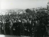 Fotografia da oficialidade da Marinha Portuguesa e das altas individualidades civis e militares assistindo à cerimónia da missa e bênção dos navios bacalhoeiros, realizada em Belém, junto ao rio Tejo