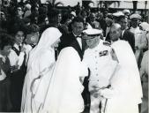 Fotografia de Américo Tomás acompanhado por António Augusto Peixoto Correia no Instituto João de Deus na vila de Namaacha, por ocasião da visita de estado efetuada a Moçambique