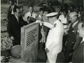 Fotografia de Américo Tomás na vila de Gorongosa, durante a visita de estado efetuada a Moçambique
