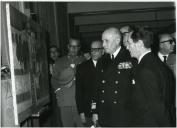 Fotografia de Américo Tomás visitando uma exposição de pintura e de objetos em vidro